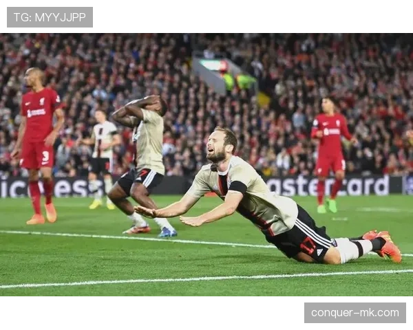 阿贾克斯关键比赛表现不佳:直接影响争冠形势,近期走势承压 阿贾克斯关键比赛表现不佳:直接影响争冠形势,近期走势承压