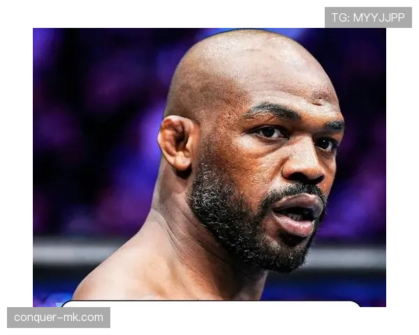 乔恩·琼斯带着一队保镖去买炸鸡，那阵仗比我参加婚礼还隆重