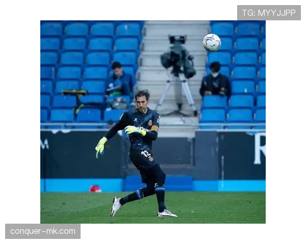 希尔无球跑动牵制防线，改变对手防守布局